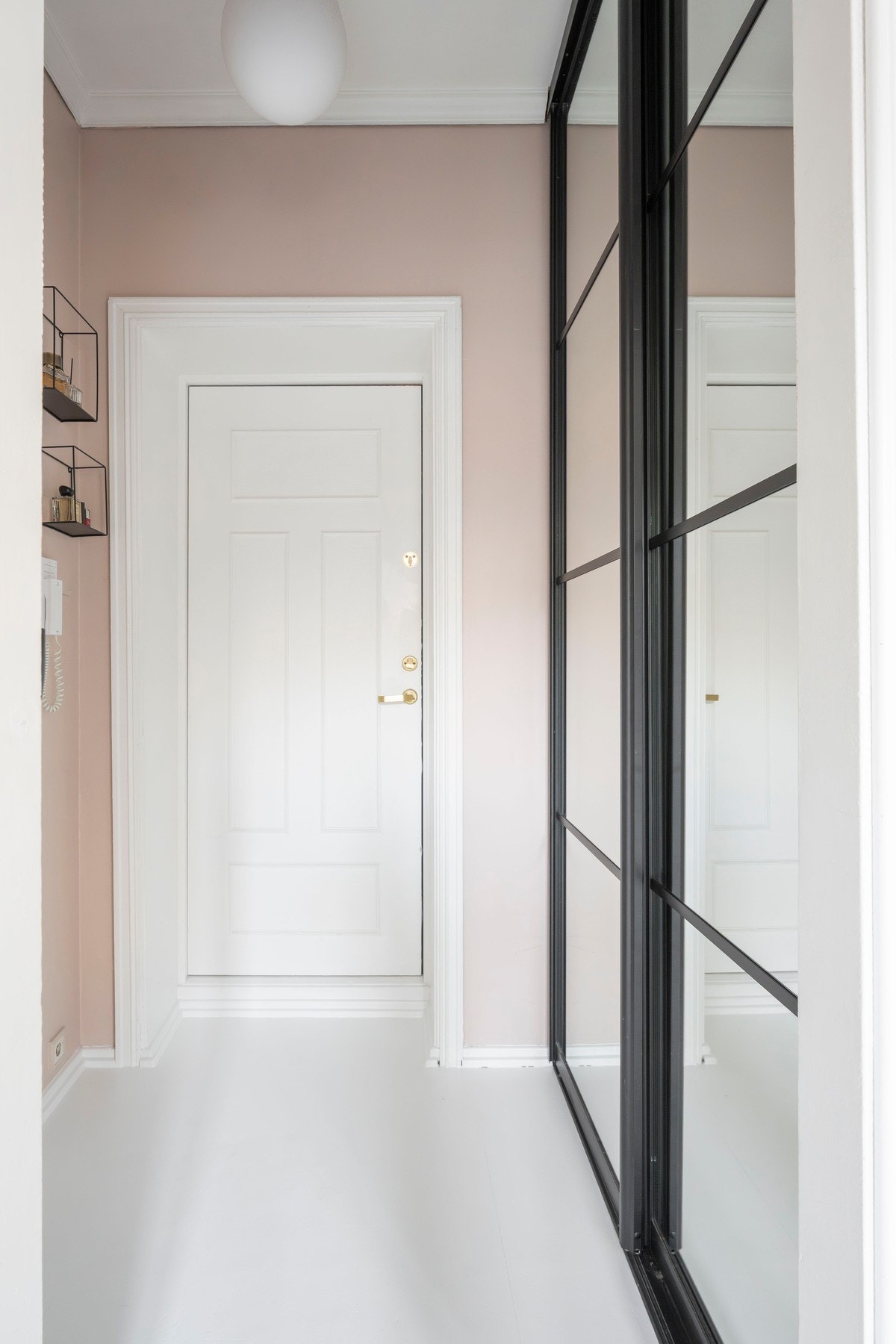 Innbydende entré med eksklusiv garderobeinnredning. Galleribilde