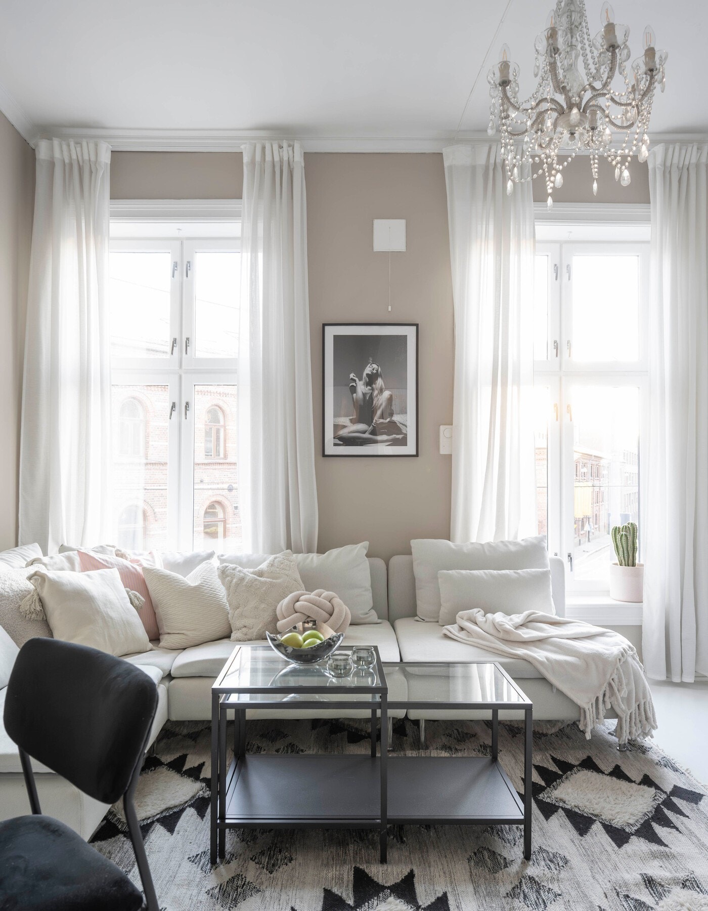 Vakre, klassiske vindusflater med dype karmer som slipper inn rikelig med naturlig lys. Galleribilde