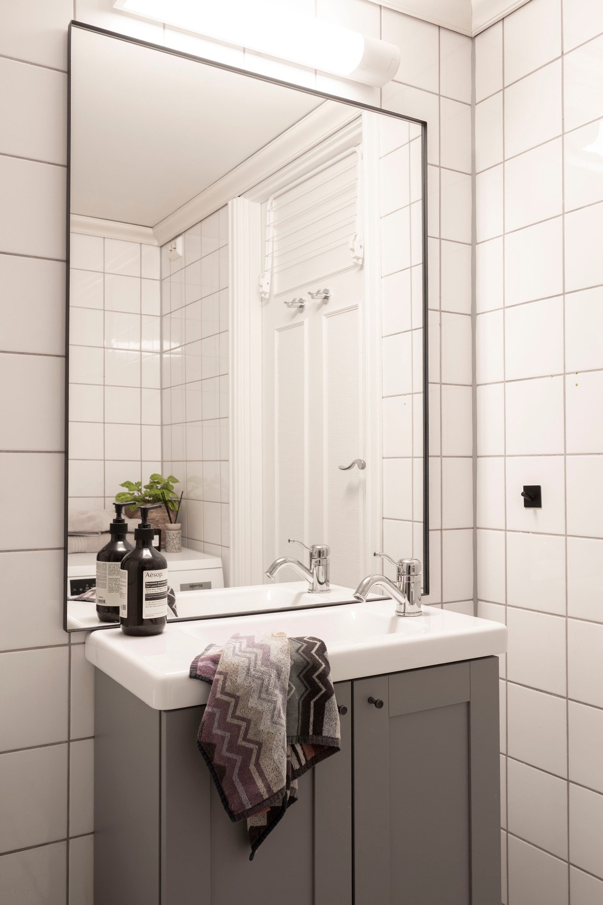 Moderne innredning med profilerte fronter som matcher leilighetens klassiske uttrykk. Galleribilde