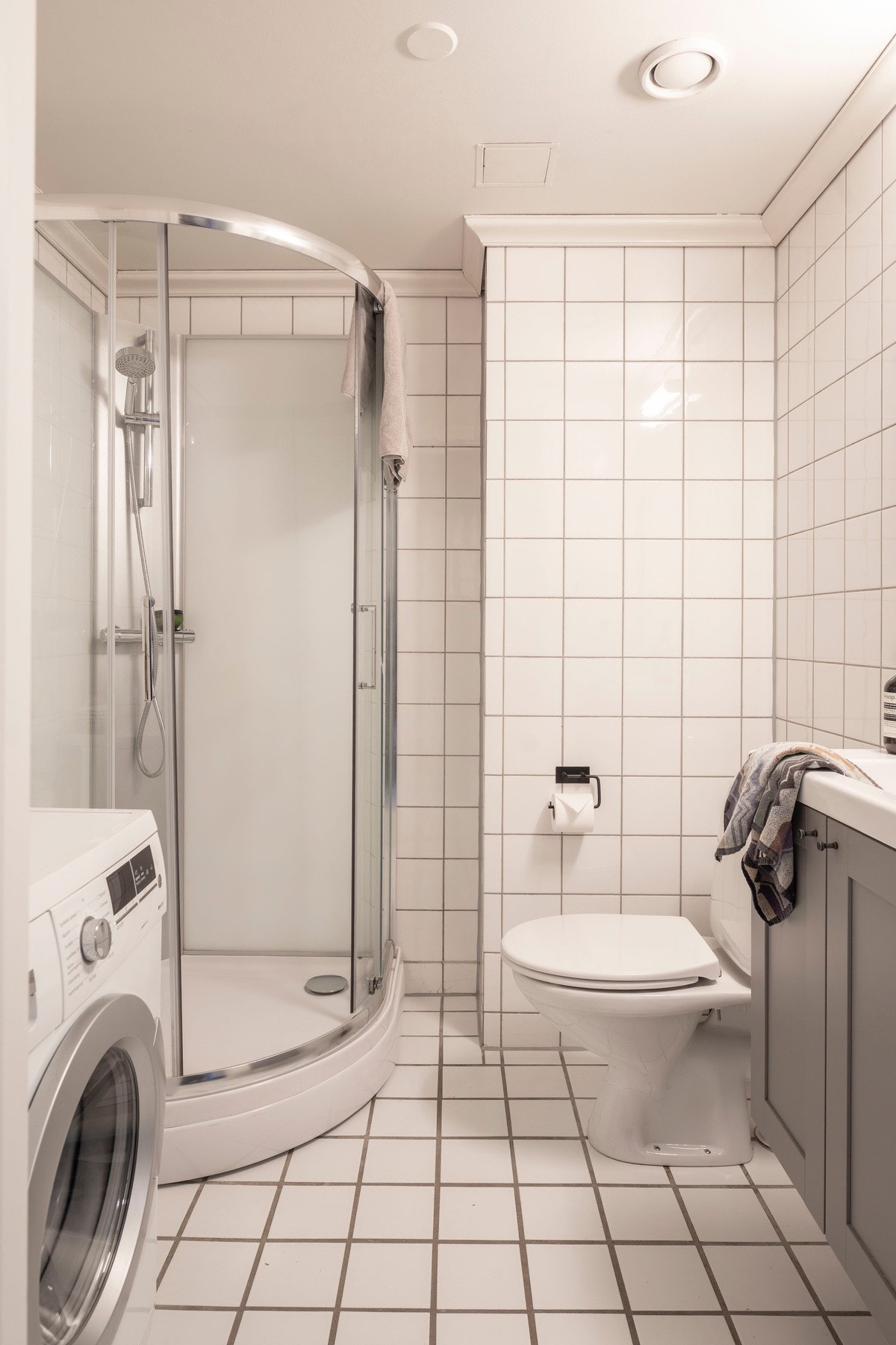 Flislagt baderom med opplegg for vaskemaskin og tørketrommel.
Dusjkabinett er utskiftet i 2019, øvrig innredning er utskiftet i 2020. Galleribilde