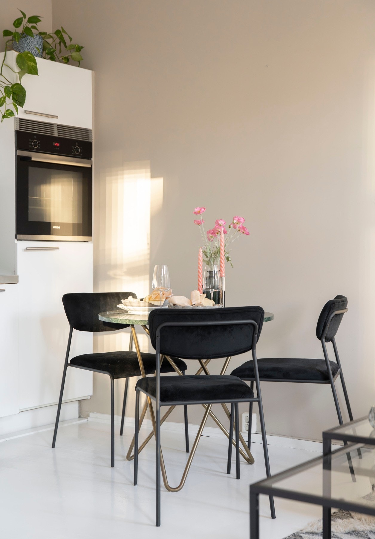 Plass til spisegruppe i tilknytning til kjøkkenet. Galleribilde