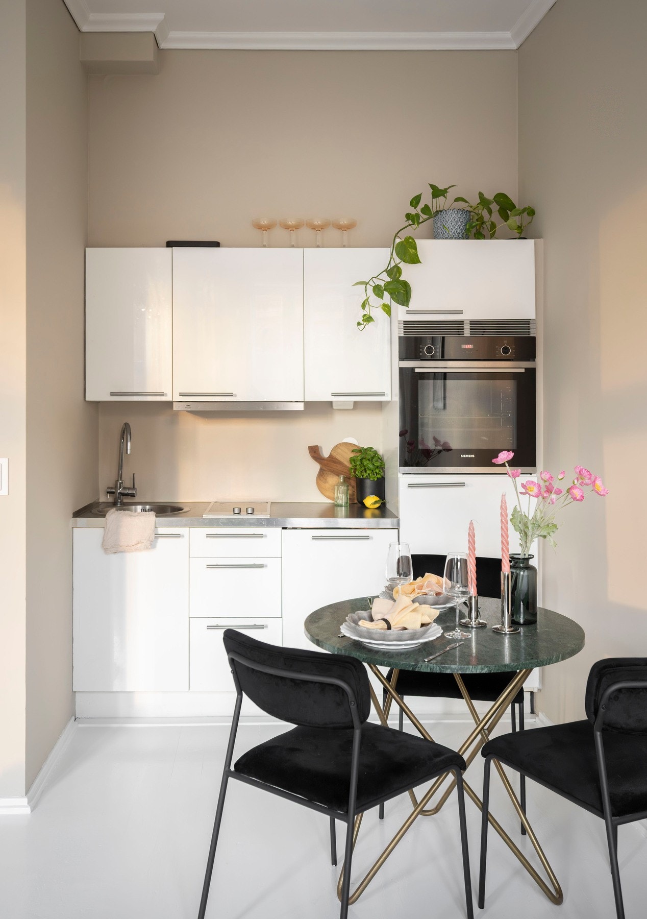 Integrerte hvitevarer med innebygget komfyr, platetopp og helintegrert kjøleskap og oppvaskmaskin. Galleribilde