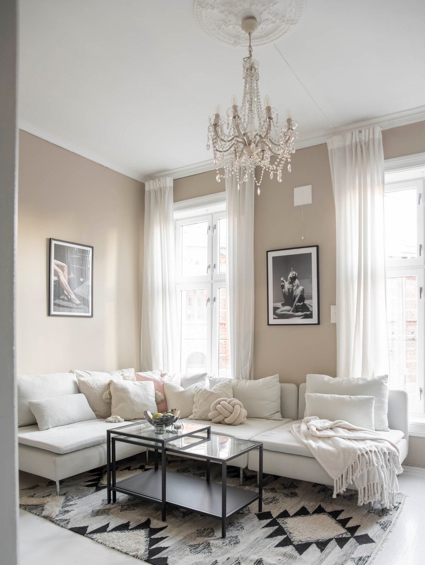 En unik romfølelse og atmosfære med stukkatur, rosett, 3 meter takhøyde og store vindusflater. Galleribilde