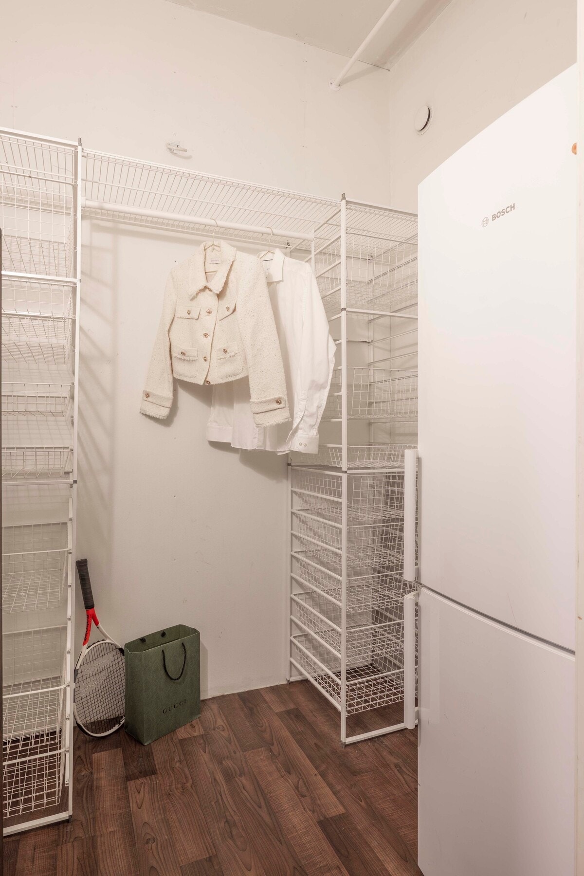 I samme etasje som leiligheten er det tilhørende innvendig bod - en svært undervurdert hverdagskomfort. Galleribilde