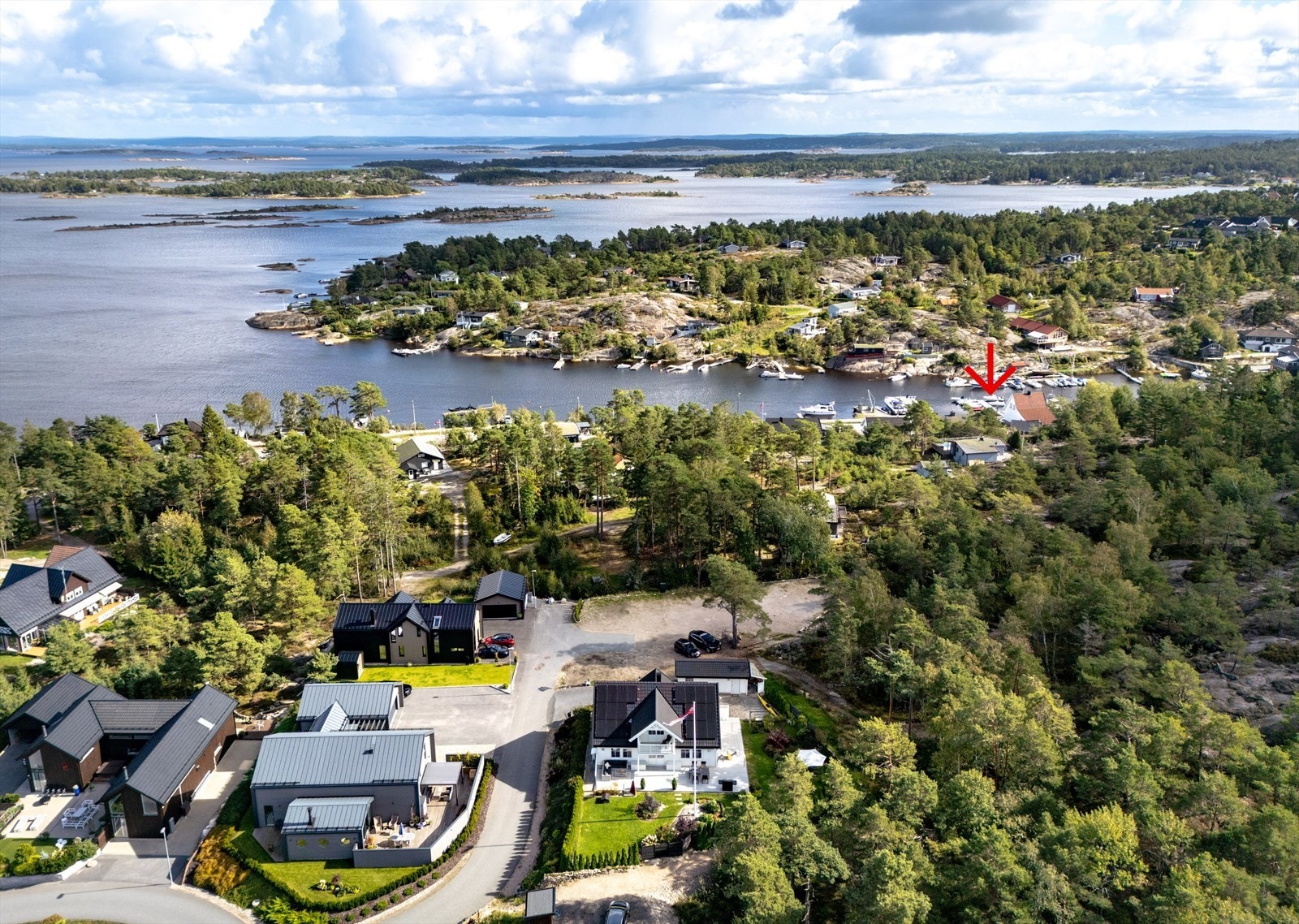 Selger leier i dag en båtplass til ca. 18-20 fot like ved Coop.
Ny eier har mulighet for å fortsette leieforhold. Galleribilde