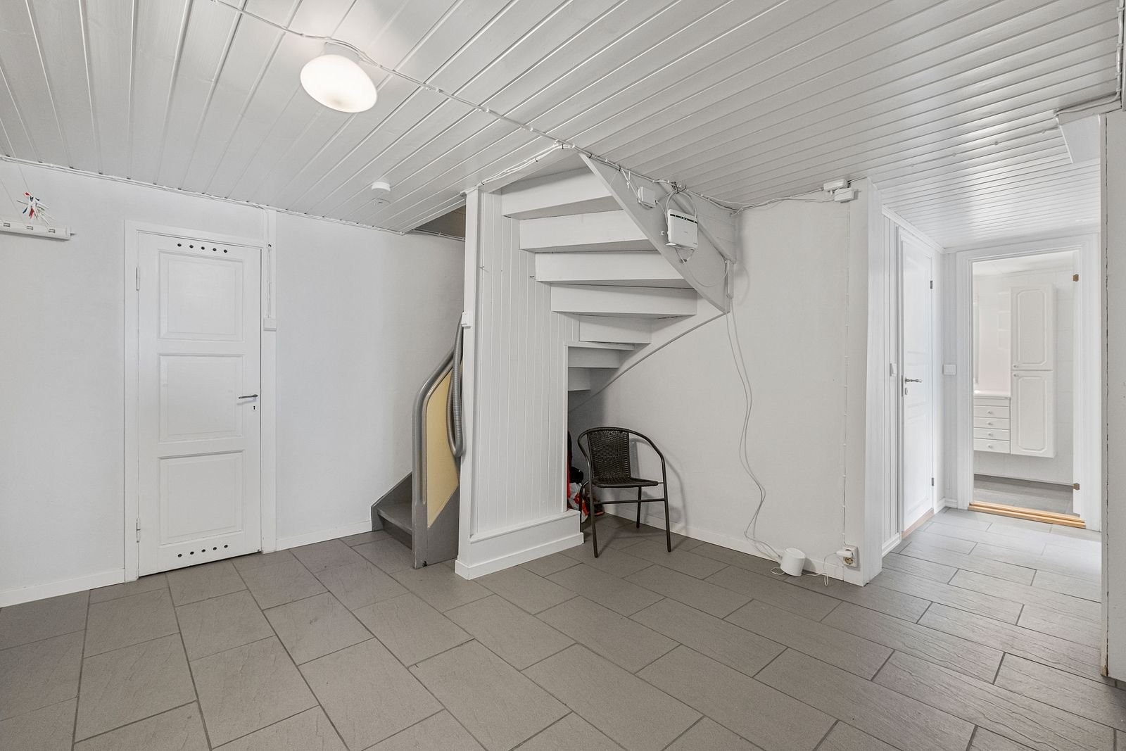 Underetasjen vaskerom, gang, bad, 3 soverom, 2 boder, teknisk rom og garasje.Underetasjen er ominnredet i forhold til godkjente og byggemeldte tegninger.Se punkt fredigattest/brukstillatelse for mer informasjon. Galleribilde