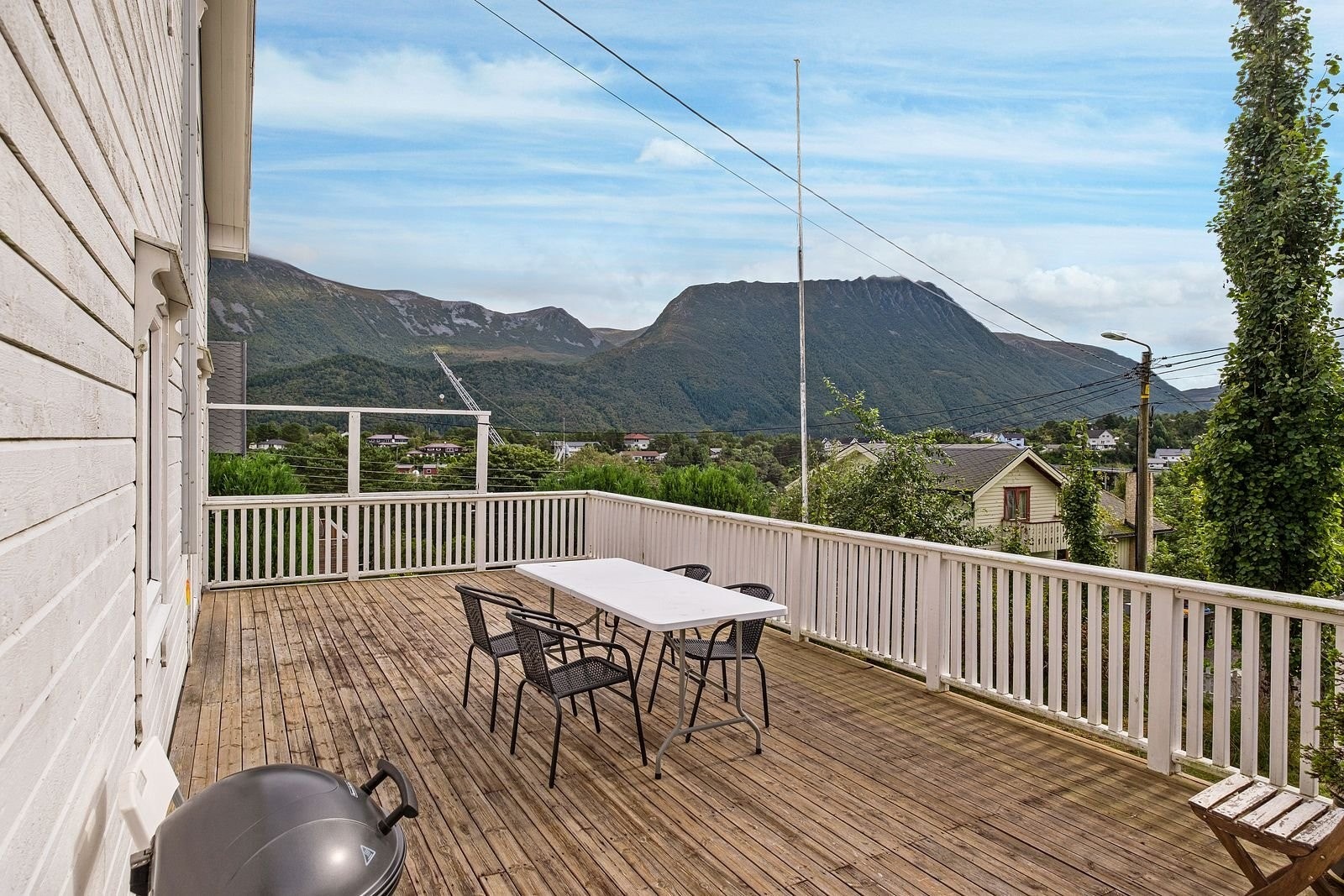 Soverom nr. 2 med utgang til terrassen. Galleribilde