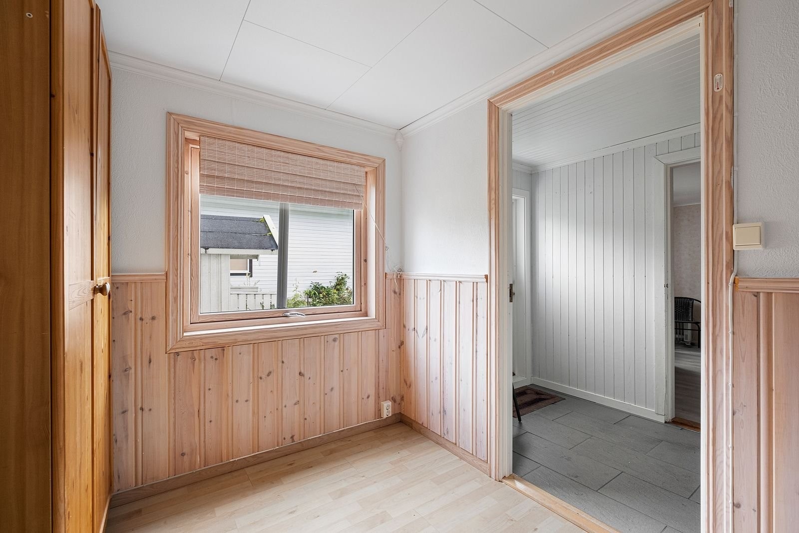 Soverom nr. 1 i underetasjen.Rommet er ikke omsøkt fra s-rom til p-rom. Se punkt fredigattest/brukstillatelse for mer informasjon. Galleribilde