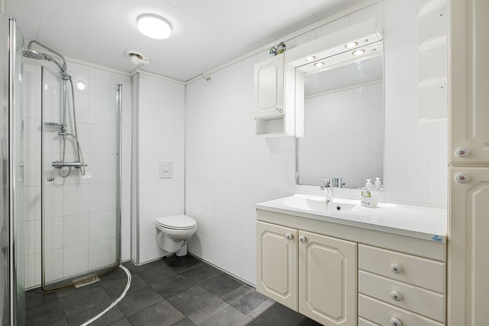 Bad i underetasjen. Galleribilde