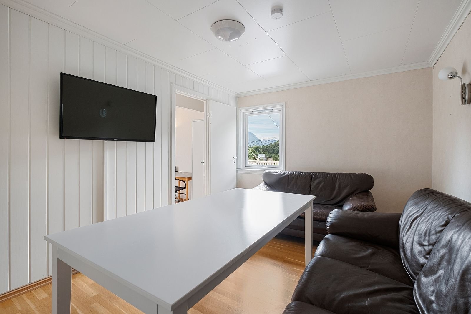 Stue med til gang til soverom nr. 2 i 1. etasje Galleribilde