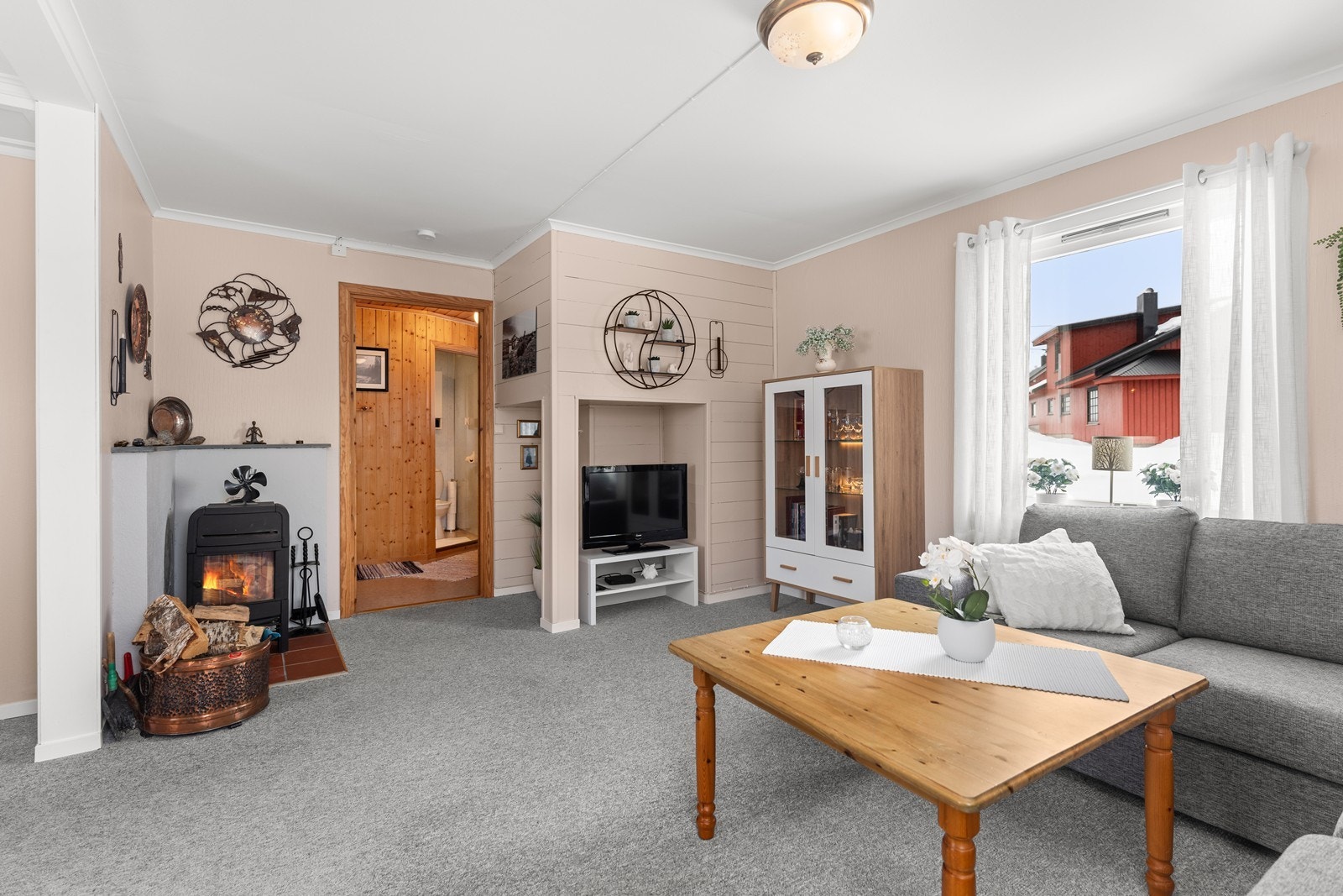 Malt tak og vegger, teppe på gulvet. Galleribilde