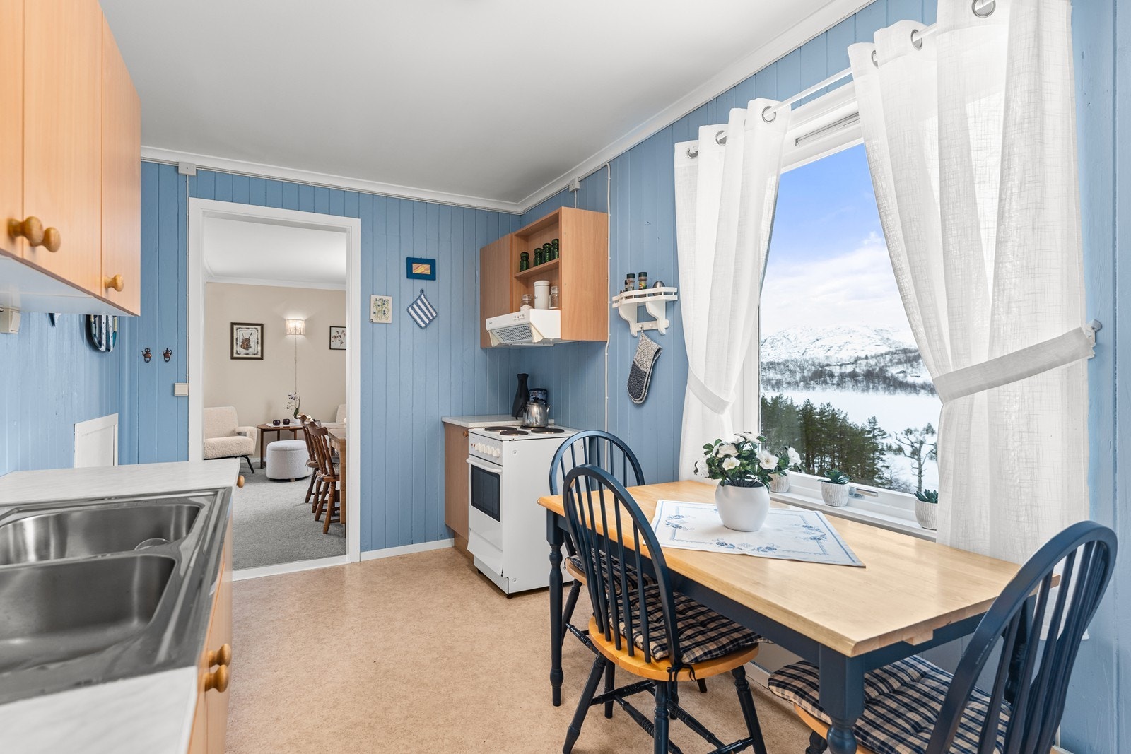 Fra kjøkken mot stue. Galleribilde