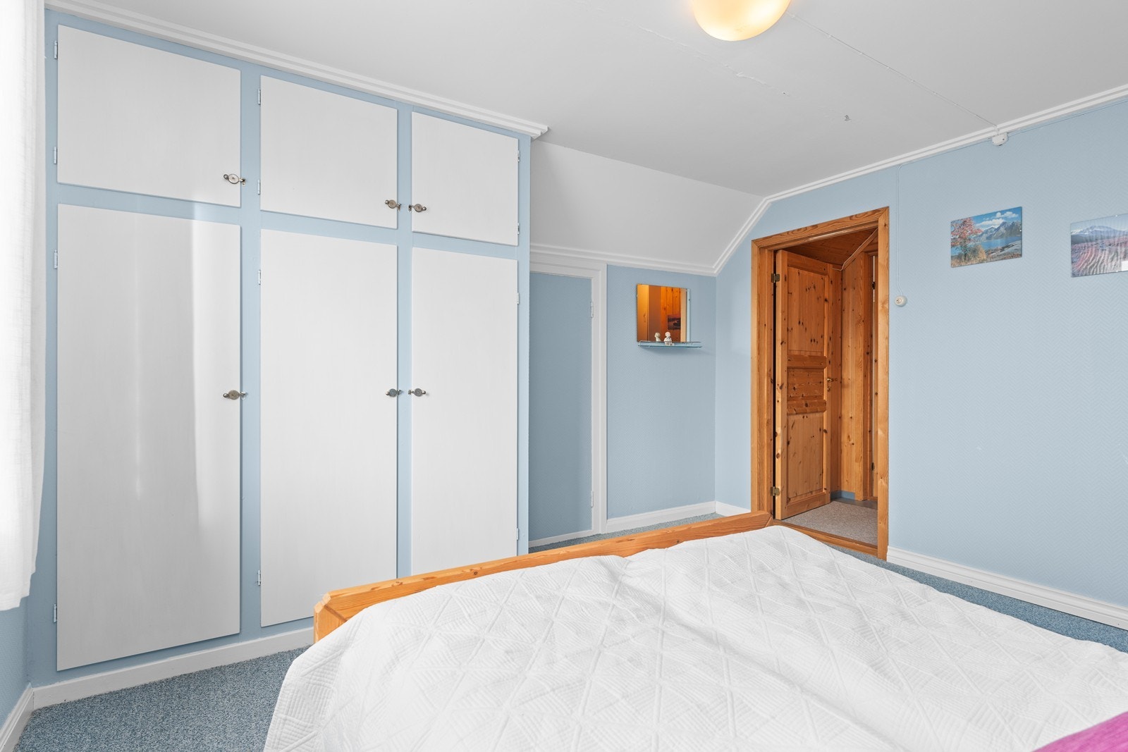 Stort soverom med skapplass og kott. Galleribilde