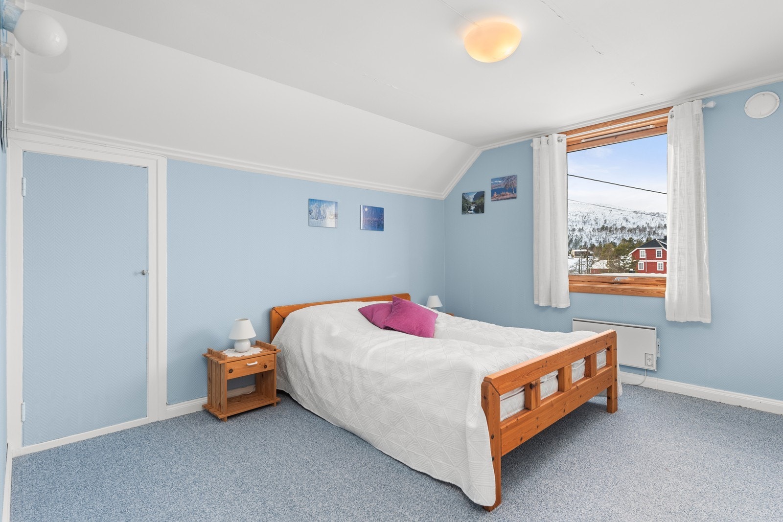 Malte vegger og teppe på gulvet. Galleribilde