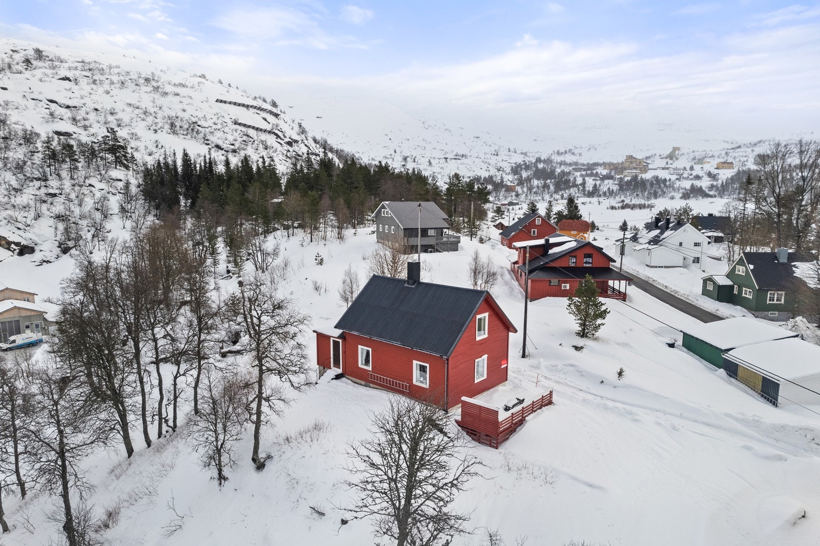 Eiendommen ligger i i Gruvebyen på Knaben med sentral beliggenhet. Galleribilde