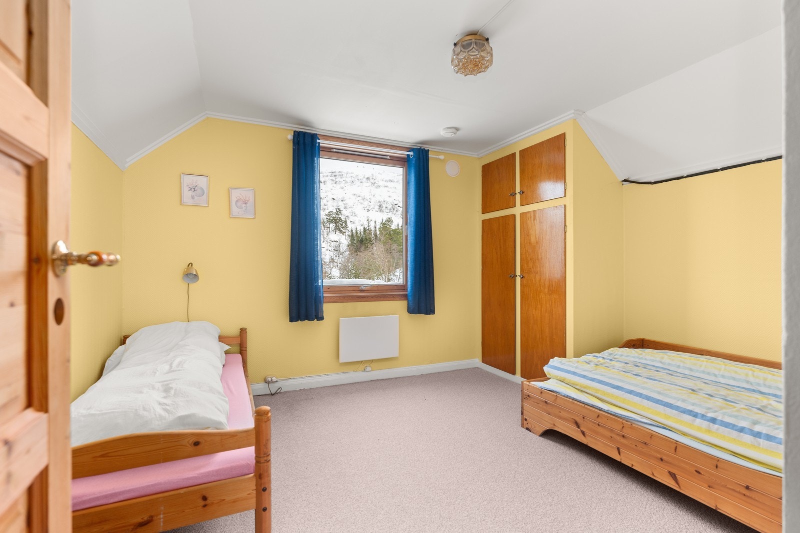 Stort soverom med kott. Galleribilde