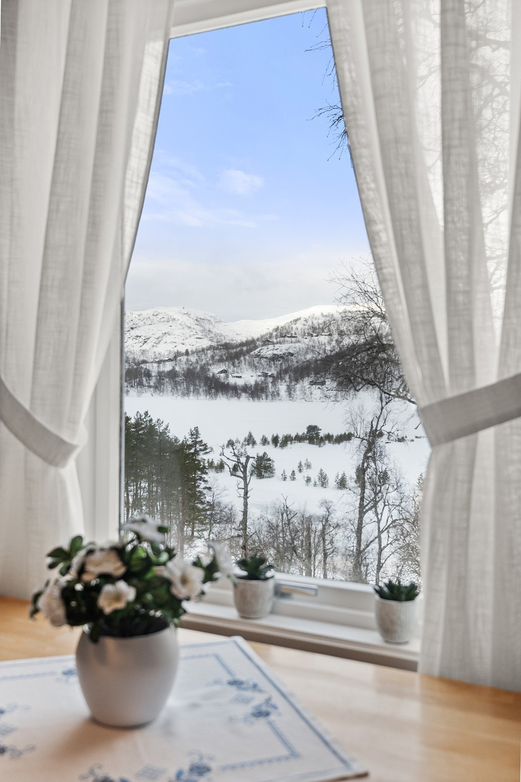 Utsikt mot Store Knabetjødn og Stølen. Galleribilde