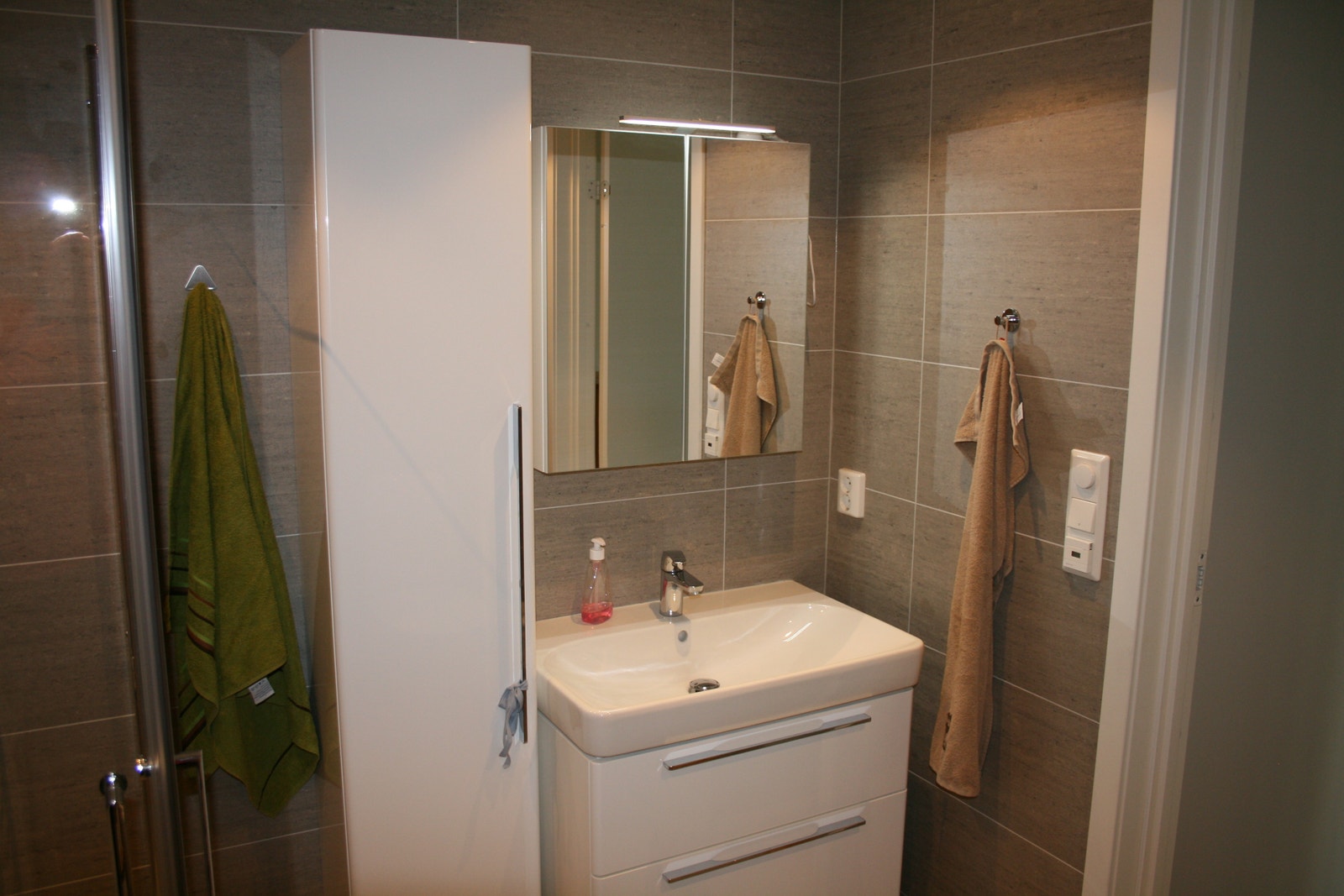 Bad med moderne baderomsinnredning. Galleribilde