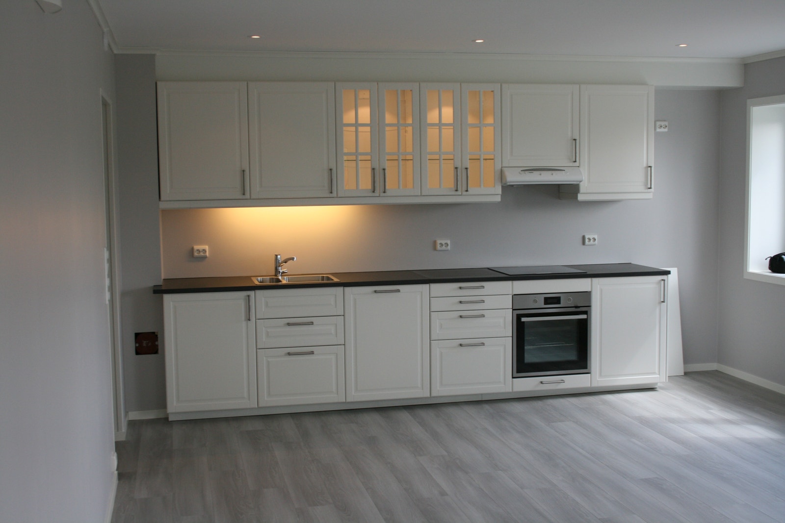 Kjøkken med god skapplass. Galleribilde