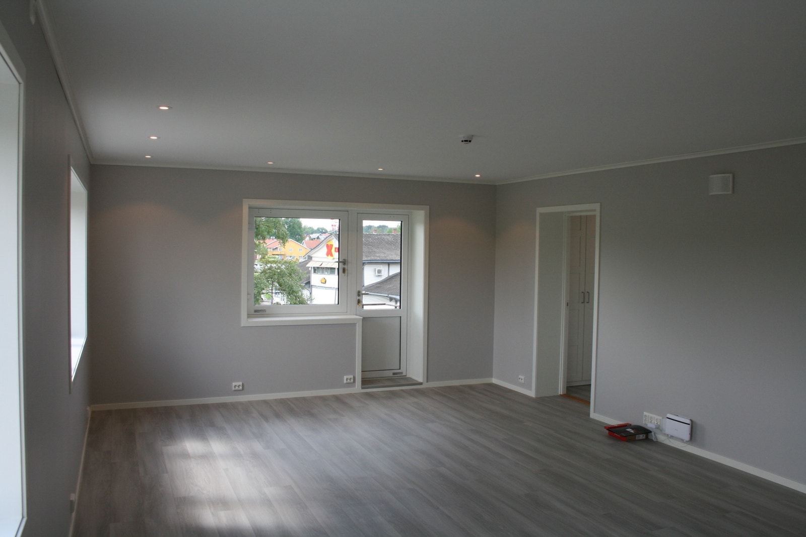 Romslig stue med utgang til balkong. Galleribilde