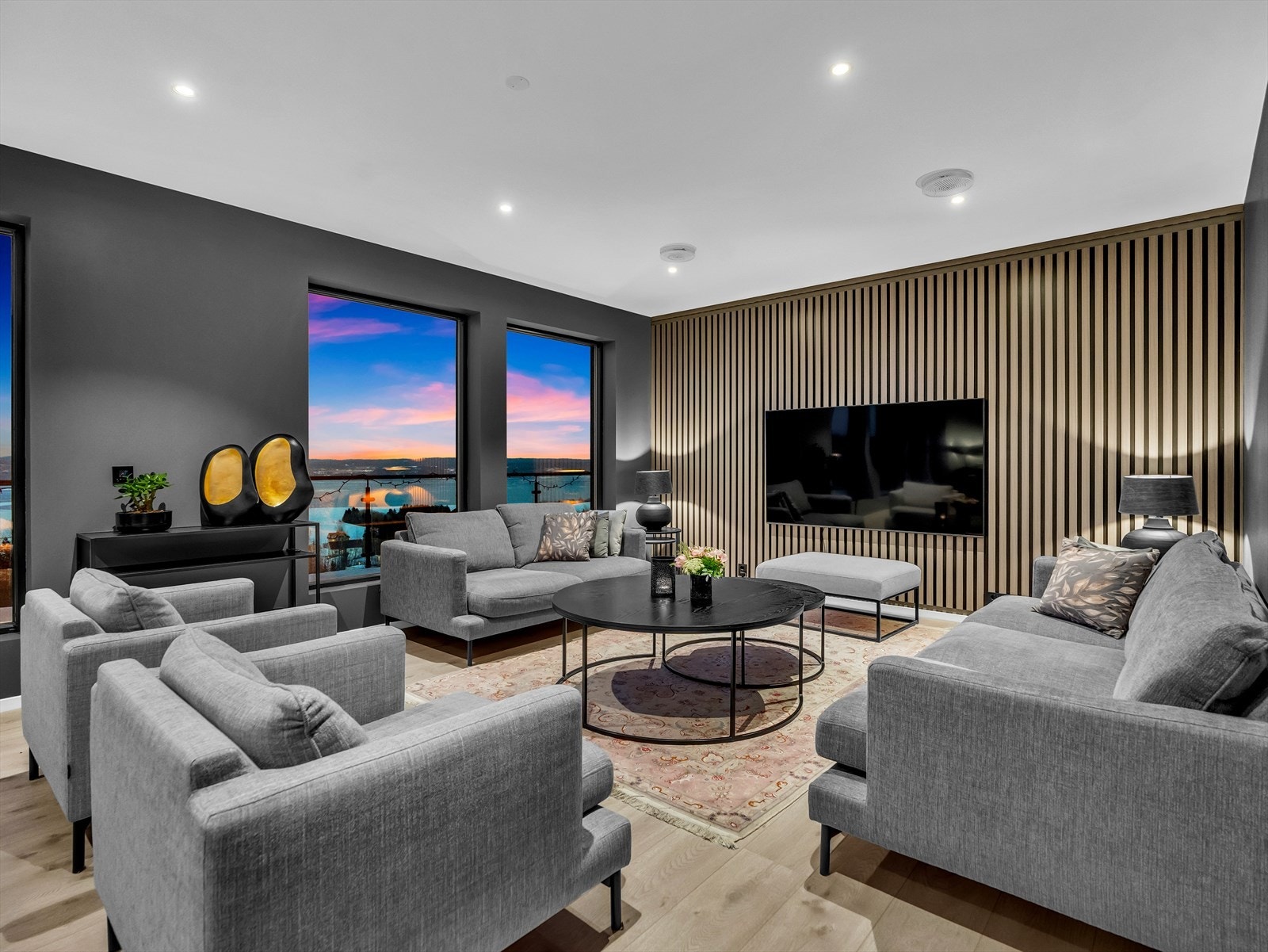 1. etasjen er husets samlingspunkt. Her er det et stort allrom med tydelige soneinndelinger og store vindusflater som slipper inn rikelig med naturlig lys! Galleribilde