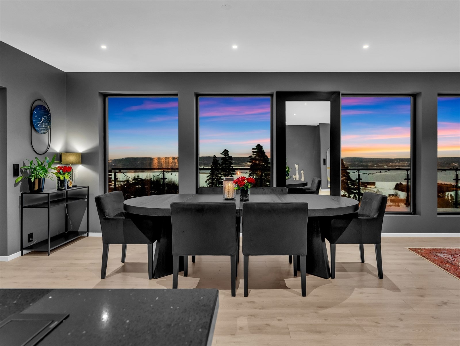 I allrommet er det godt med gulvplass mellom de ulike sonene, i tillegg til veggplass for pryd- og oppbevaringsmøblement. Galleribilde