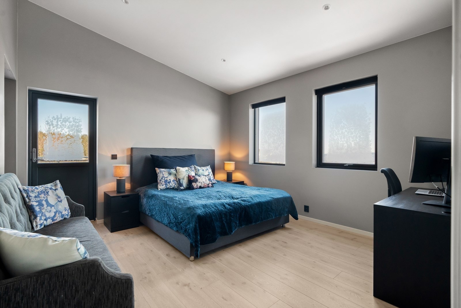 Soverom 1 er stort og har god plass til dobbelseng, nattbord, skrivepult og annen innredning. Galleribilde