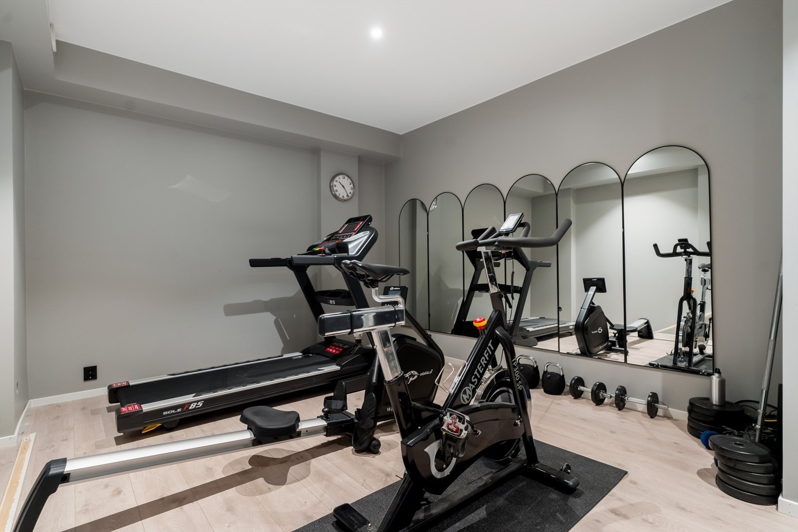 Rom i underetasjen er benyttet som treningsrom og har gode innredningsmuligheter! Galleribilde