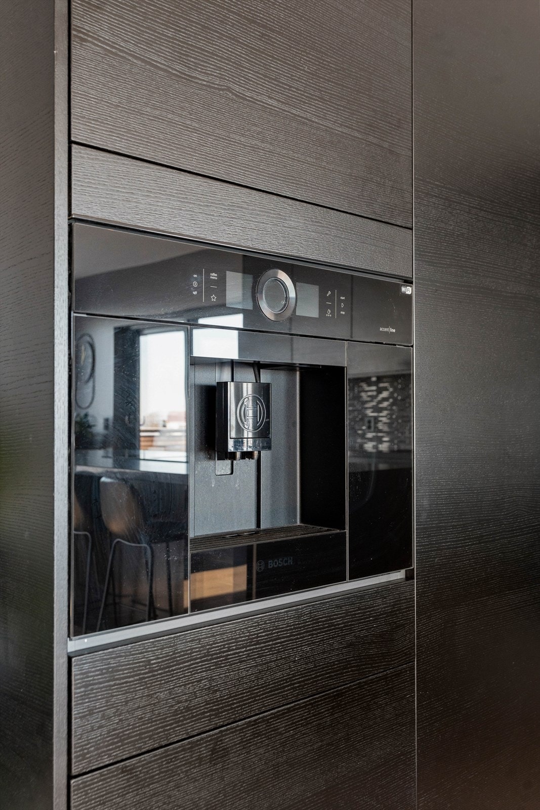 Integrert kaffemaskin plassert i høyskap. Galleribilde