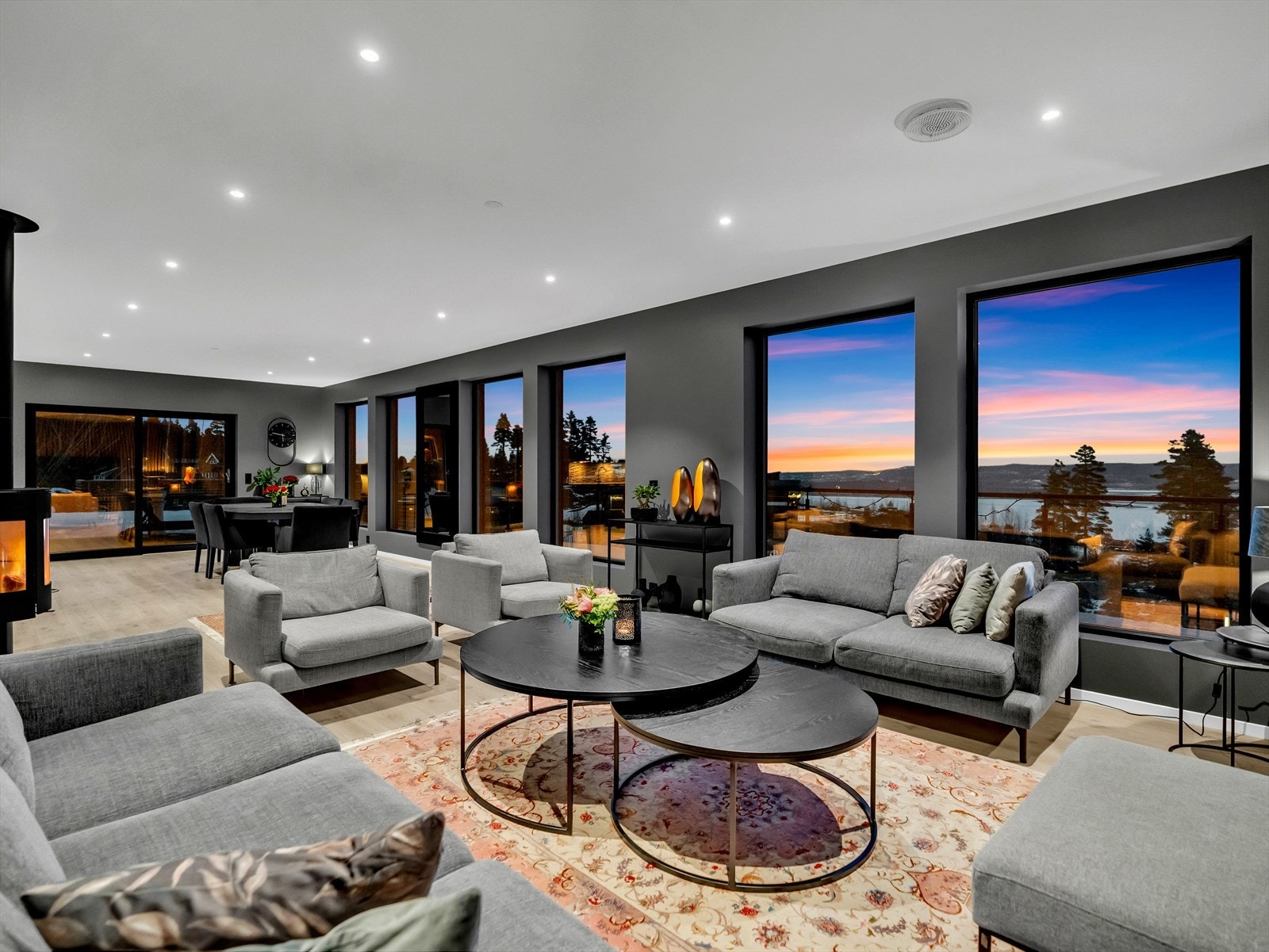 Dette er en svært gjennomført og moderne enebolig fra 2022 beliggende høyt og fritt på Nordby i Rælingen! Galleribilde