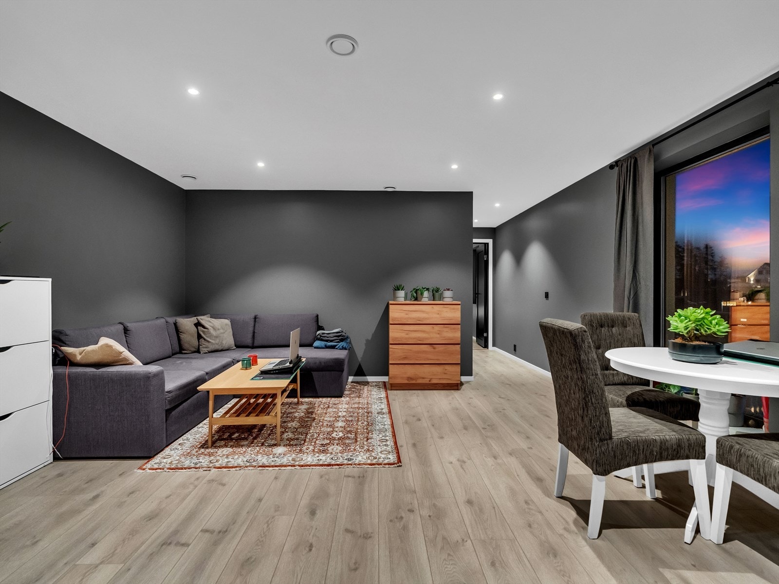 Det er en åpen stue-/kjøkkenløsning med god plass til sofagruppe og spisestue. Galleribilde