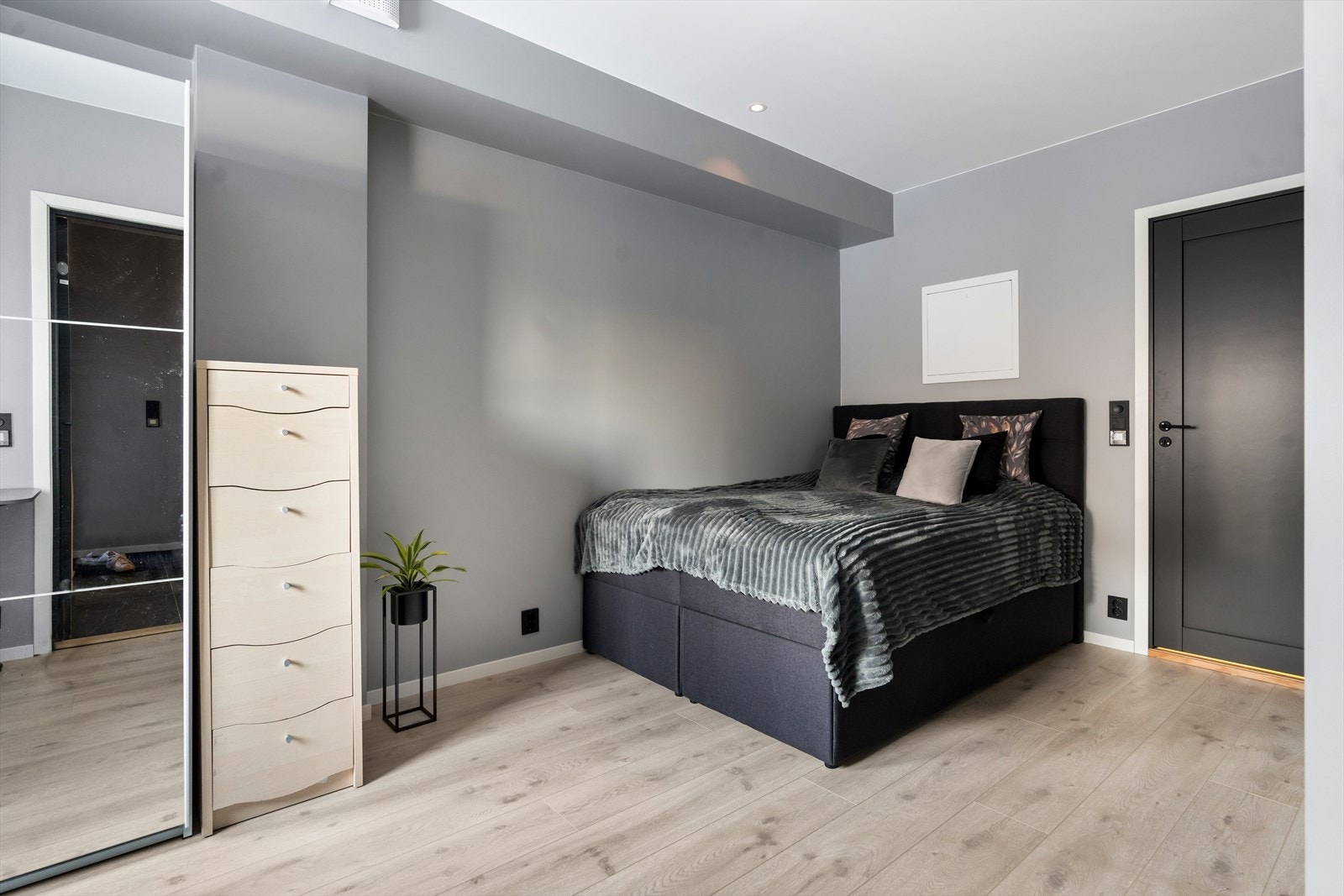 Soverommet i underetasjen er av god størrelse med plass til dobbeltseng og garderobeløsning. Galleribilde