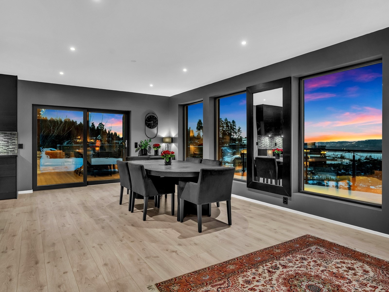 Her er det god plass til et langbord med plass til mange middagsgjester. Galleribilde