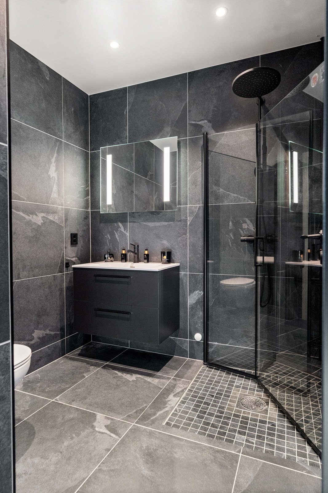 Hovedbadet i 2. etasje er i stilrent med flislagte gulv og vegger samt gulvvarme. Galleribilde