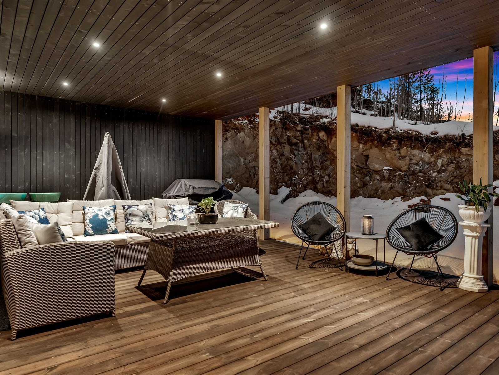 Terrassen er overbygget og har god plass til en stor loungegruppe med grill og beplantning. Galleribilde