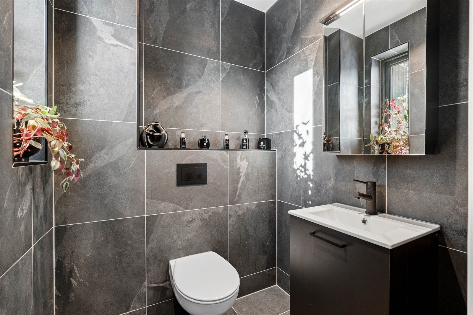 Delikat flislagt toalettrom med varmekabler i gulvet. Galleribilde