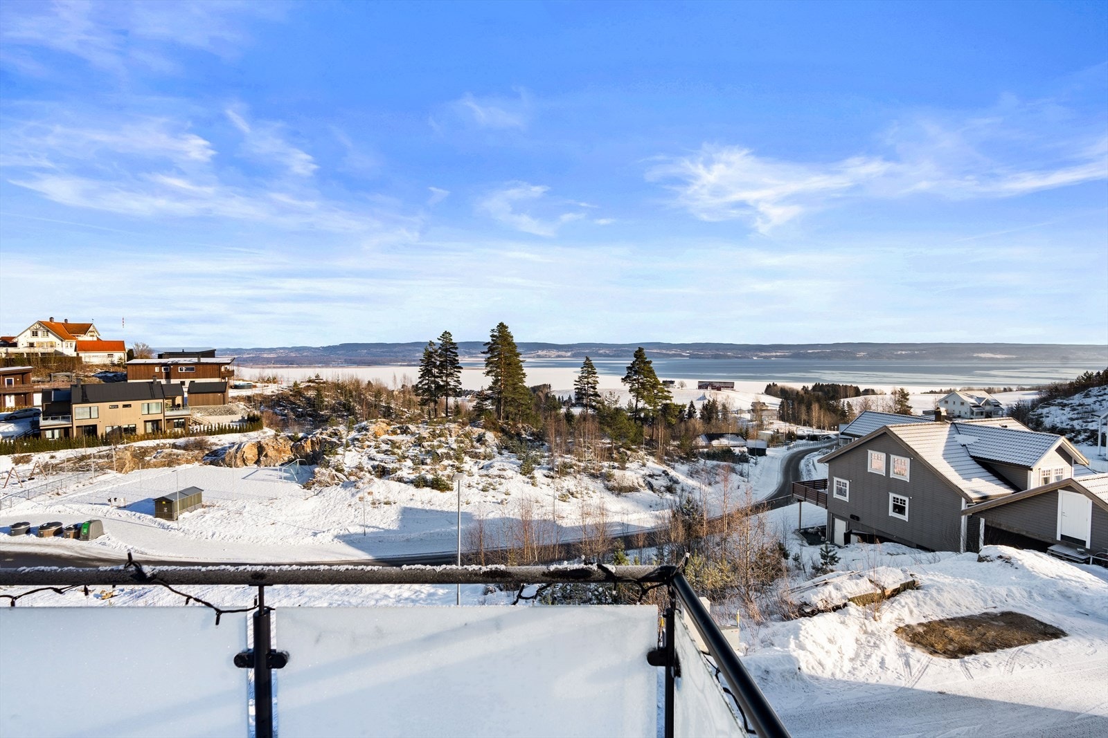 Boligen byr på en fantastisk utsikt mot Øyeren! Galleribilde