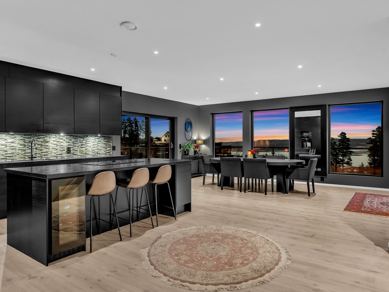 Kjøkkenøyen har en barløsning som er perfekt for lekselesing mens man tilbereder maten! Galleribilde