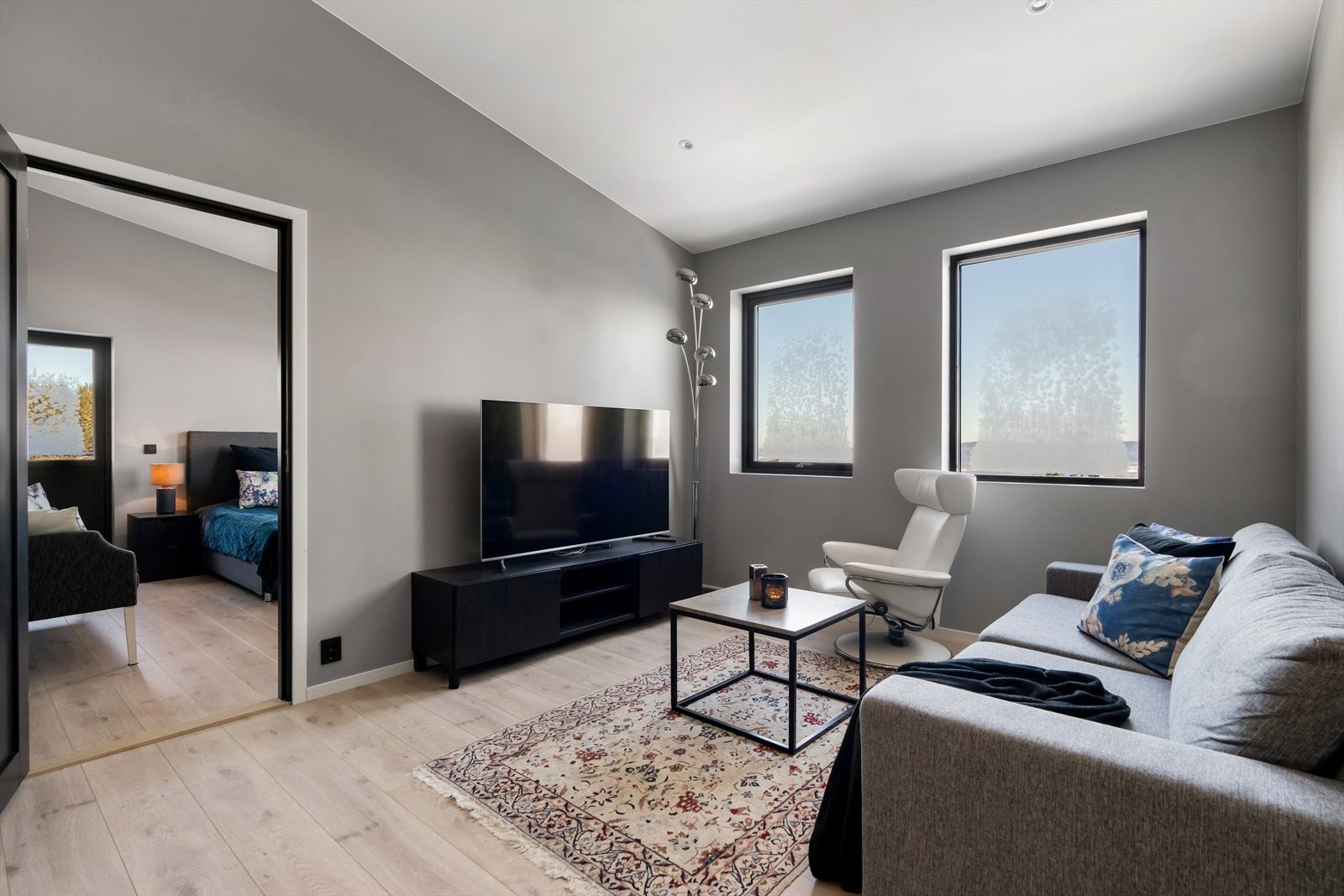 Flott og romslig TV-stue. Galleribilde