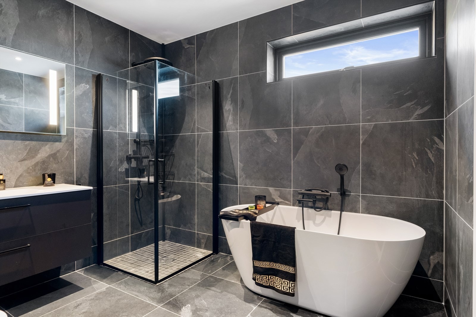 Dusj med dører i herdet glass og badekar gir spafølelsen i eget hjem! Galleribilde