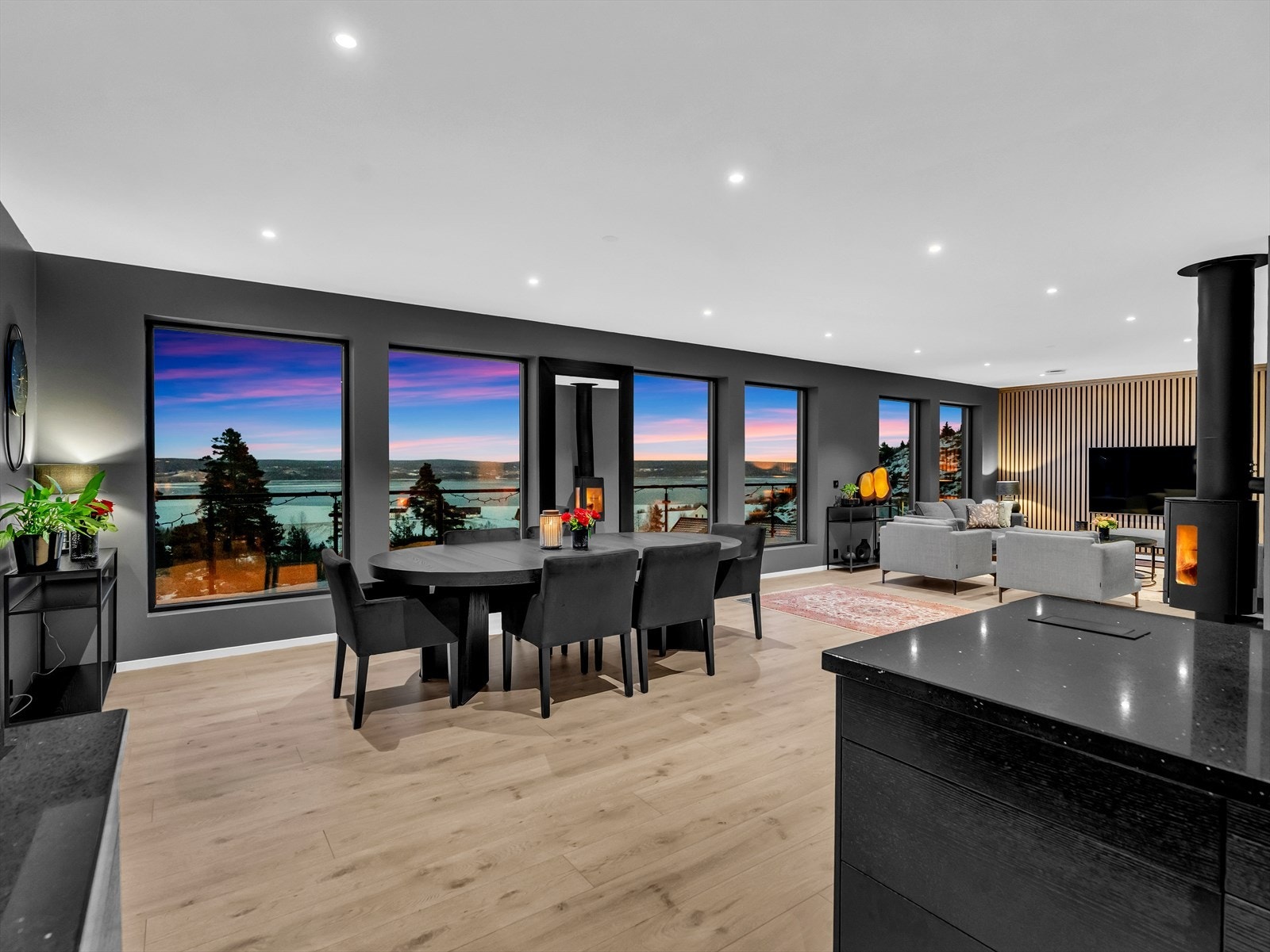 Utsikten er iøynefallende og bringer en luftig atmosfære inn i boligen. Galleribilde