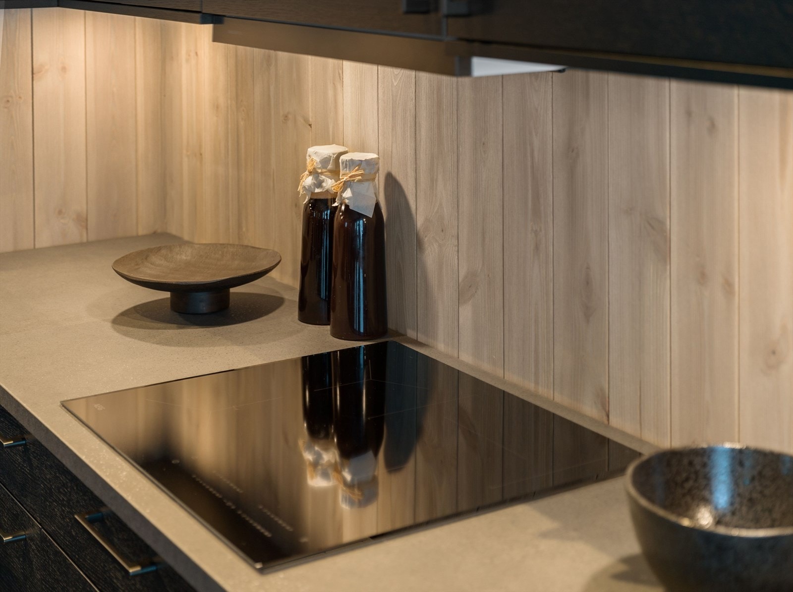 Induksjonstoppen er elegant integrert i benkeplaten for et rent uttrykk og enkel rengjøring. Galleribilde