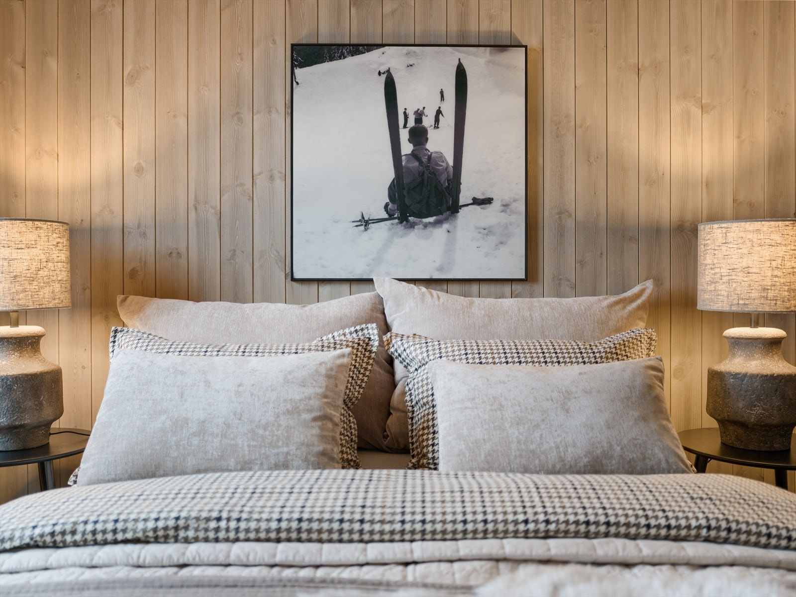 Brede, moderne gulv og harmoniske fargetoner går igjen i hele leiligheten. Galleribilde