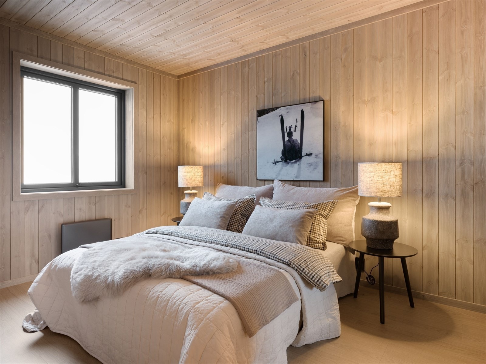 Leiligheten har tre soverom. Her er hovedsoverommet med god plass til dobbeltseng. Galleribilde