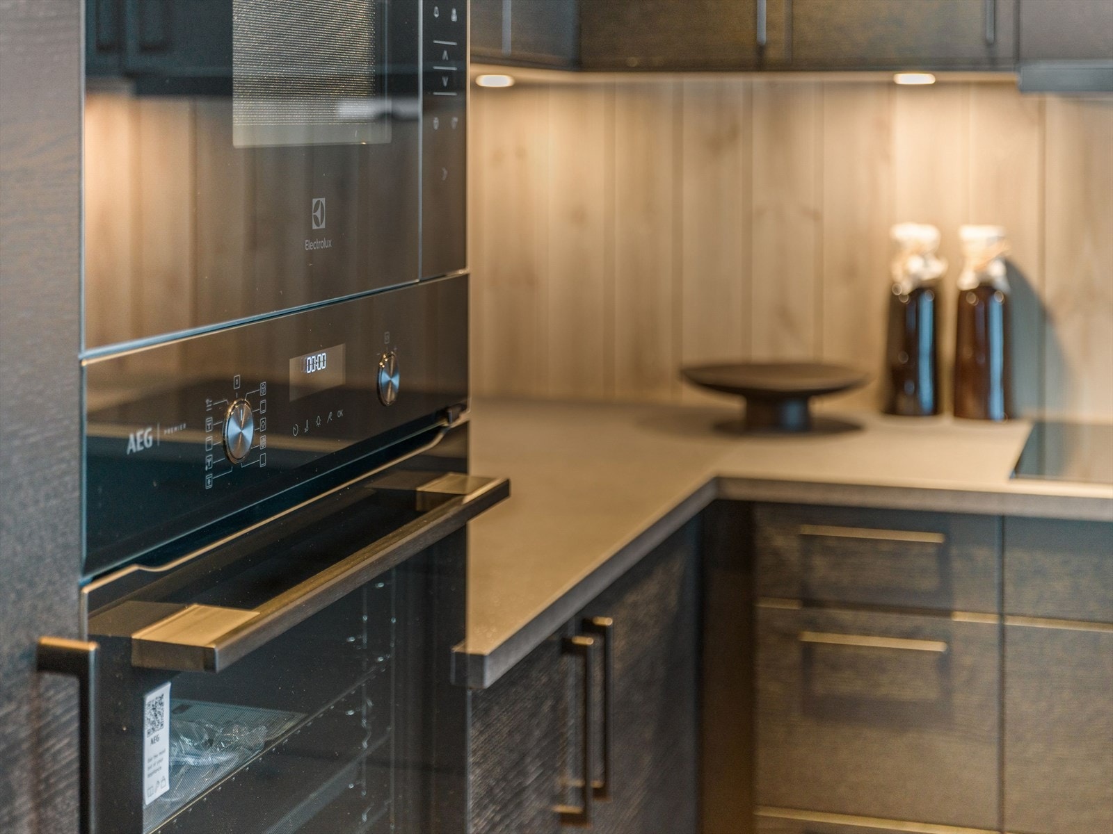 Kvalitetsapparater fra anerkjente leverandører som AEG og Electrolux sikrer et velutstyrt kjøkken. Galleribilde