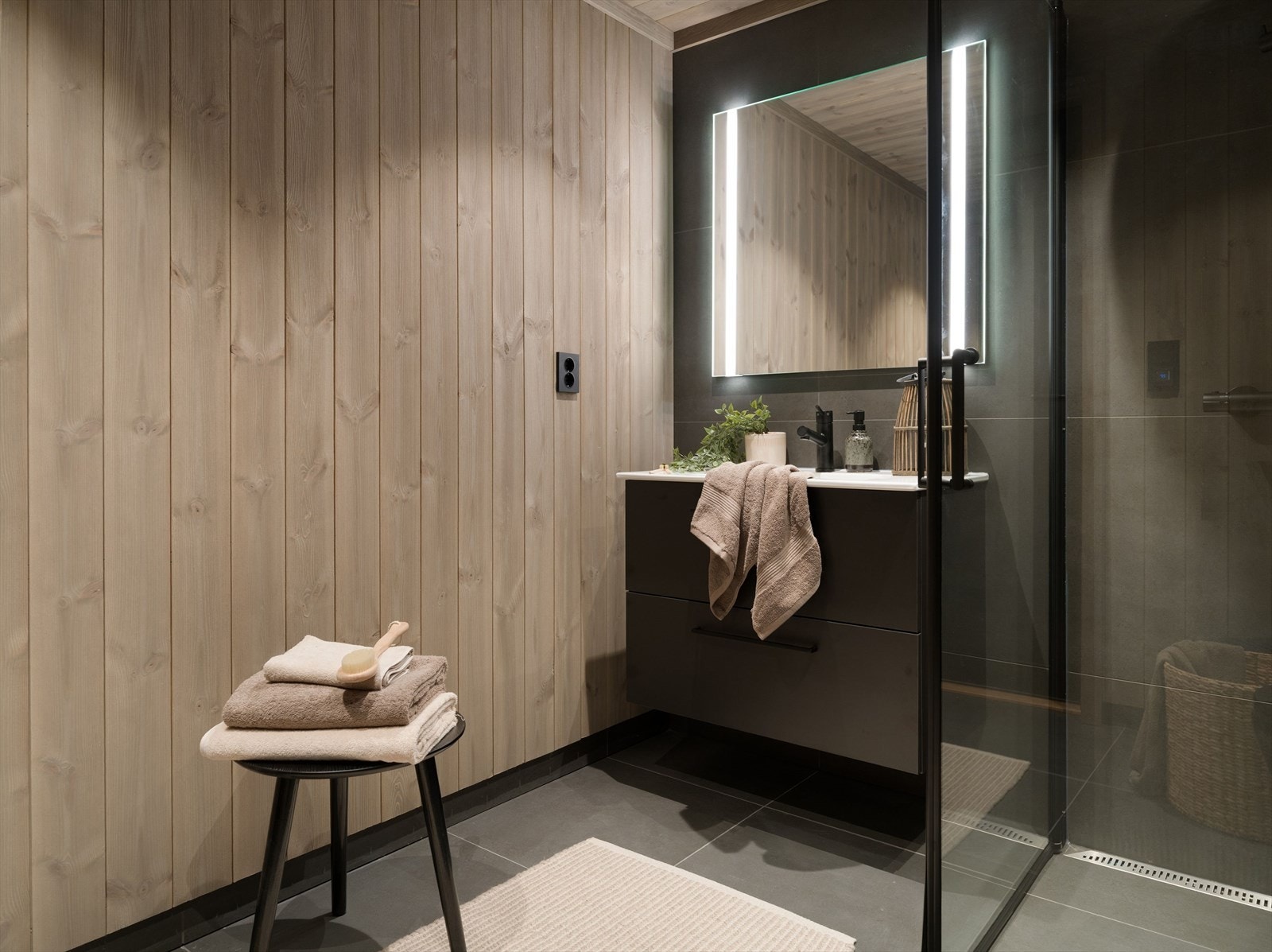 Baderomsinnredning med god oppbevaringsplass og speil med integrert belysning. Galleribilde