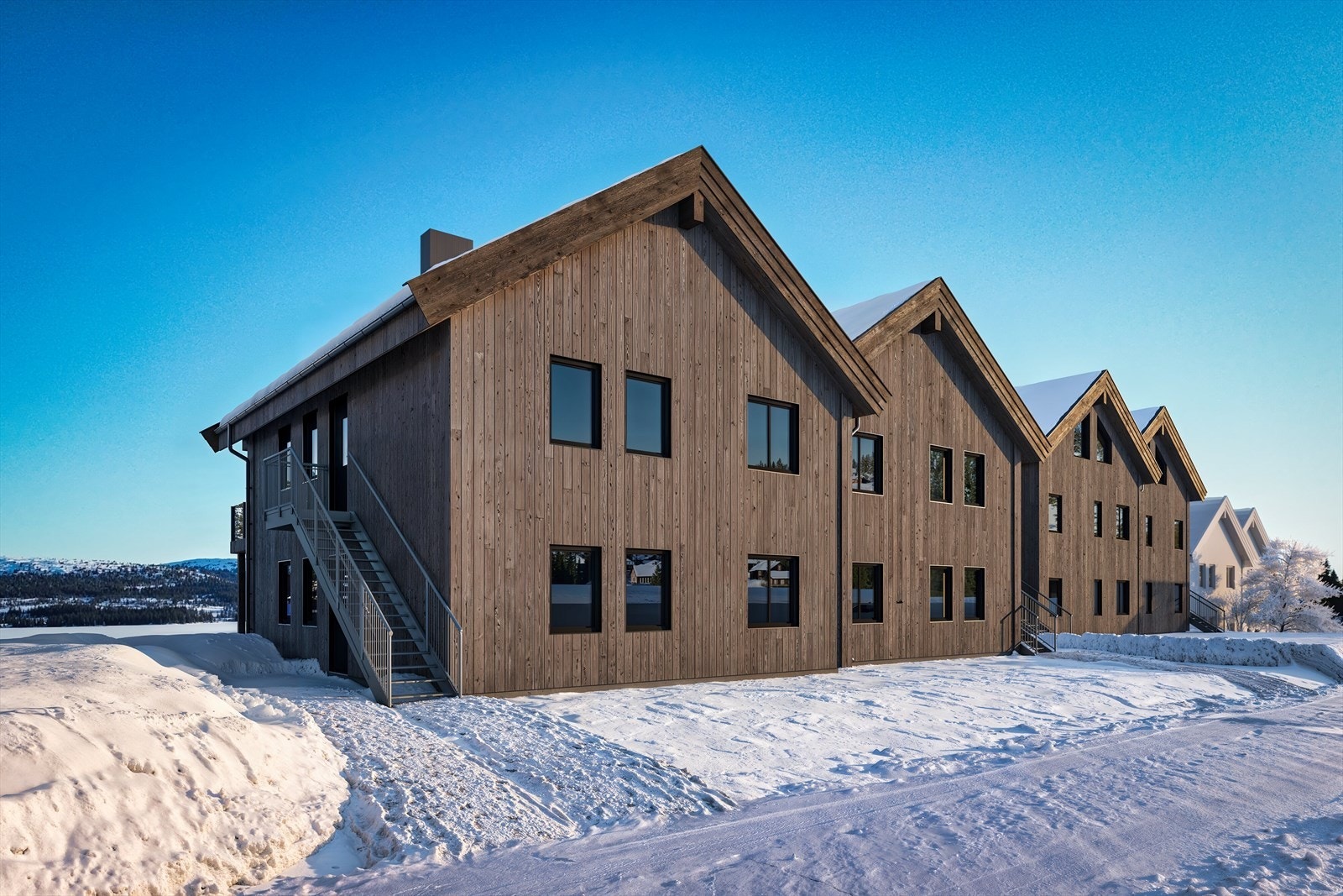 Leilighetene i andre etasje har adkomst via utvendig trapp til eget inngangsparti. Galleribilde