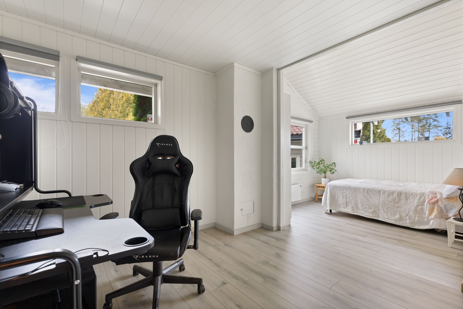 På motsatt side ligger etasjens tredje soverom. Rommet er godkjent for varig opphold og er opprinnelig tegnet inn som "peisstue" i godkjente tegninger. Galleribilde