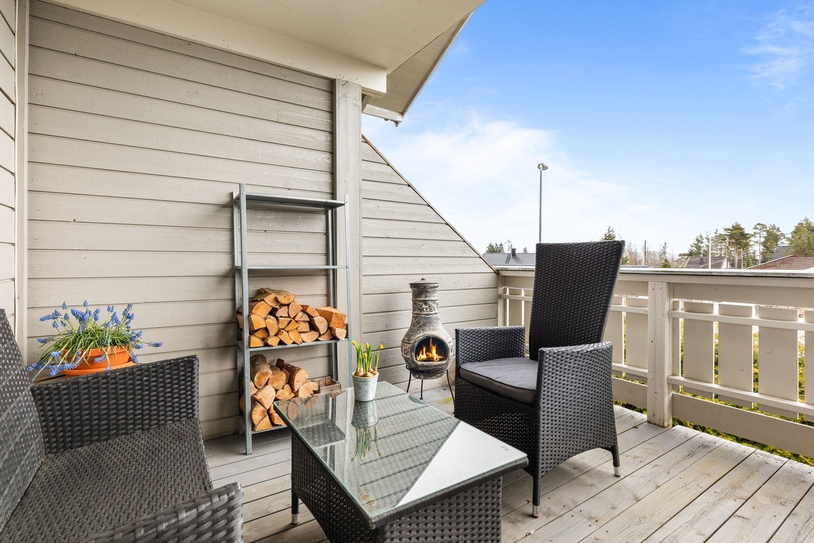 Terrassen strekker seg rundt boligen og kan enkelt innredes med utemøblement etter eget ønske Galleribilde