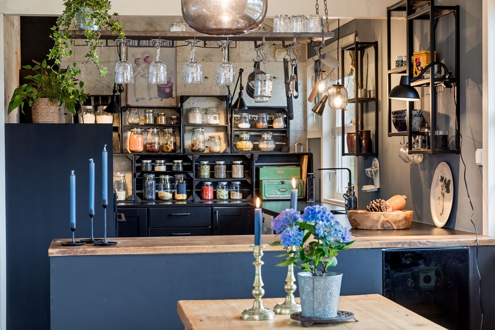 Kjøkkenet har godt med benkeplass for matlaging. Galleribilde